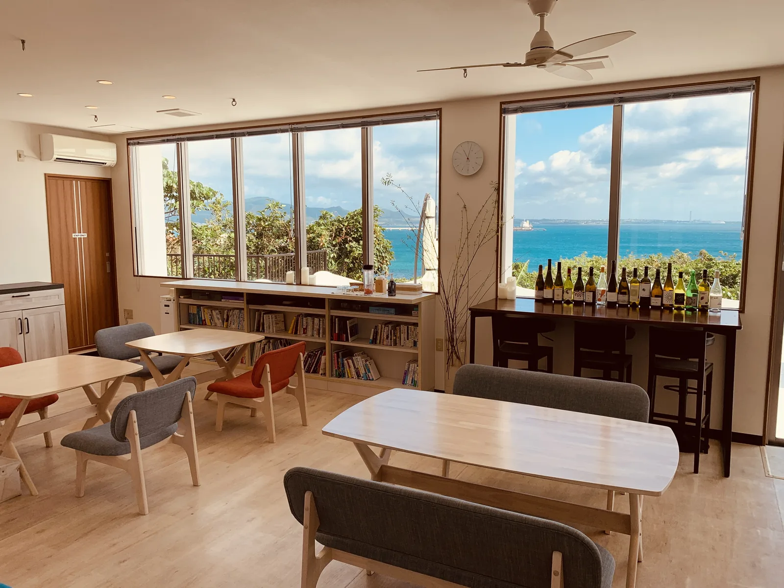 海が見える店内